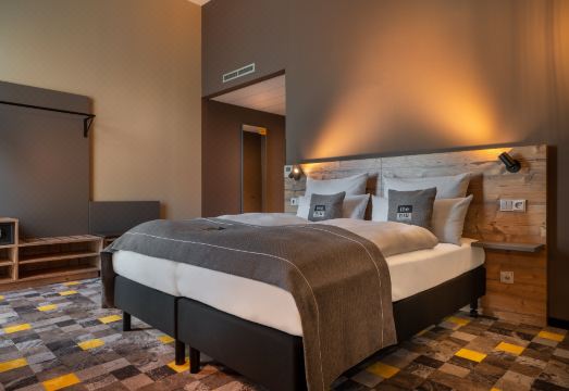 2. 홀리데이 인 -..