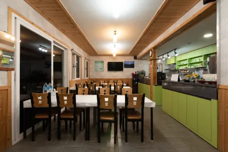 Jeonnam Cheongsando Yeohaeng Pension Отели рядом с достопримечательностью «Spring Waltz Location»