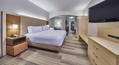 Holiday Inn Express & Suites Medford-Central Point Hotels in 