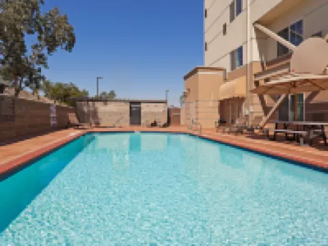 ホリデイ イン エクスプレス アンド スイーツ ベーカーズフィールド セントラル by IHG ベーカーズフィールドのホテル