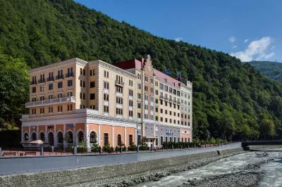 Radisson Rosa Khutor (Рэдиссон Роза Хутор) Отели рядом с достопримечательностью «Каро-фильм, кинотеатр»