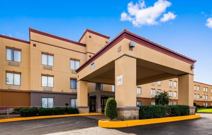Clarion Pointe Evansville North
