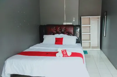 RedDoorz Near Silampari Airport Lubuk Linggau Hotels in Batu Urip Taba