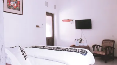 NDalem Joglo Krawitan Syariah Hotels near Islamic University of Indonesia
