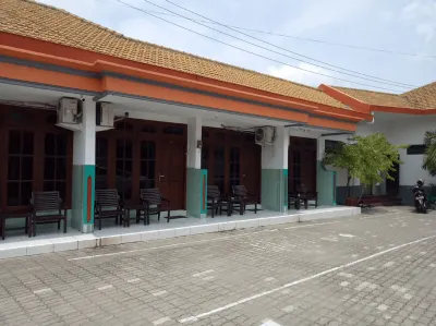 Hotel Rahmat Hotel dekat Mitra Swalayan Sampang