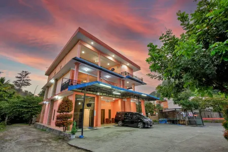 Lingga Mas Hotel Отели рядом с достопримечательностью «Pantai Bebas Parapat Danau Toba»