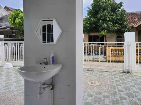 RedDoorz Syariah at Jalan Godean Отели в г. Godean