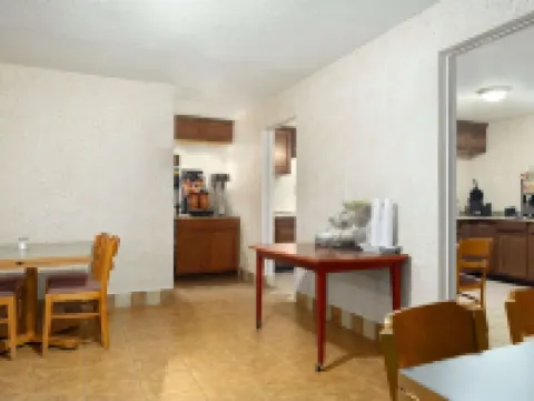 Days Inn by Wyndham Brunswick/St. Simons Area Hotels in Dock Junction