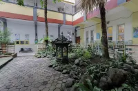 RedDoorz Syariah @ Klojen Malang Các khách sạn ở Karangbesuki