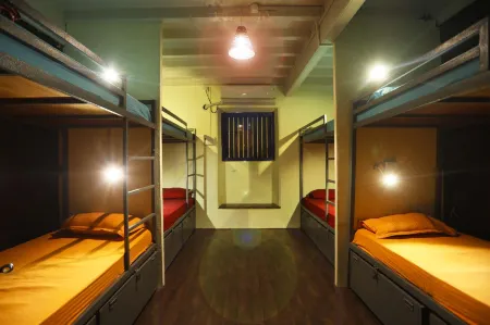 HappiNest - the Backpacker's Hostel Отели рядом с достопримечательностью «Шри Сиддхивинейак Темпл Прабха Деви»