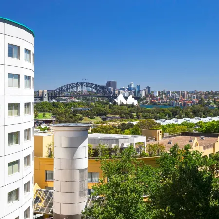 Holiday Inn SYDNEY - POTTS POINT by IHG Отели рядом с достопримечательностью «Сиднейская бухта»
