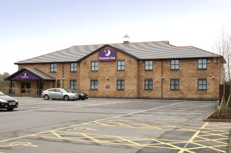 Premier Inn Llanelli Central West Отели рядом с достопримечательностью «The Golden Coast»