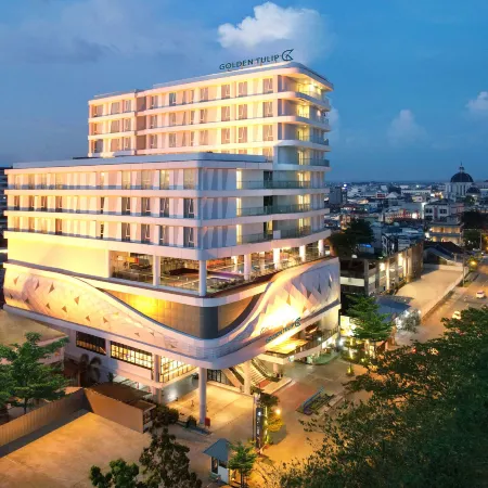 Golden Tulip Pontianak Отели рядом с достопримечательностью «Памятник Digulis»