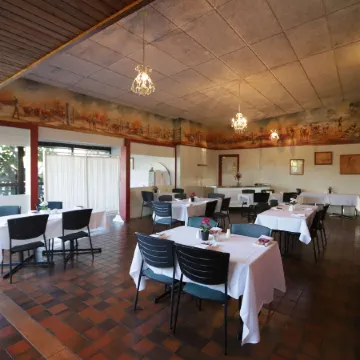 Emerald Central Hotel Official