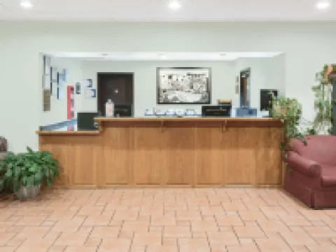 Super 8 by Wyndham Monett Hotels in Monett