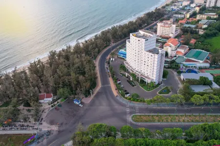 TTC Hotel Phan Thiet Отели рядом с достопримечательностью «Doi Duong Beach»