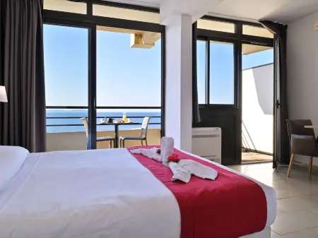 Rés. les Calanques, Studio 2 Pers Отели в г. Аяччо