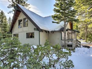 Cozy Tahoe City Home Near Famous Ski Resorts!