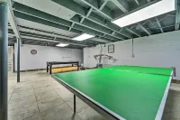 Dearborn Heights Home ~ 16 Mi to Downtown Detroit!