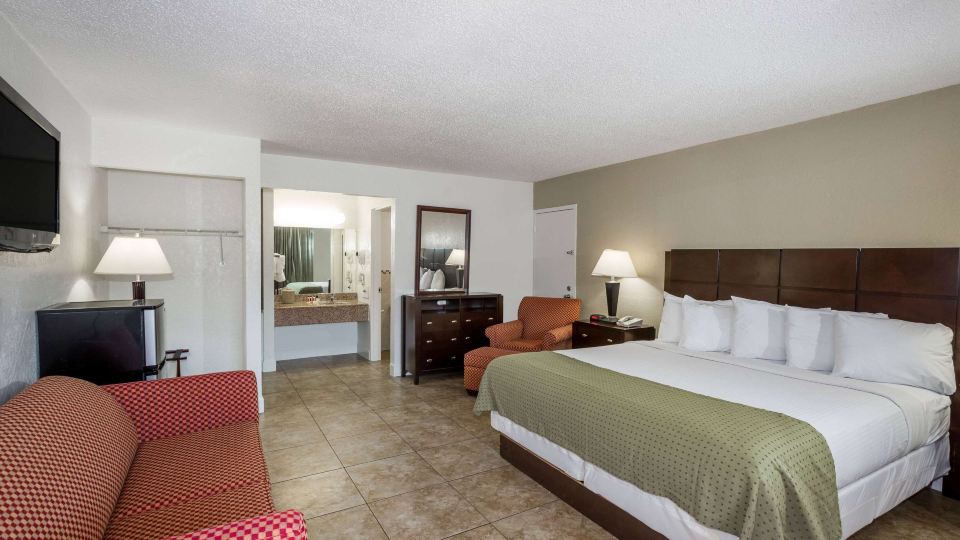 Days Inn by Wyndham St. Petersburg / Tampa Bay Area