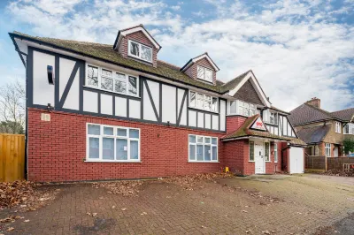 Flexistay Aparthotel Sutton Hotel dekat Old Coulsdon Congregational Church