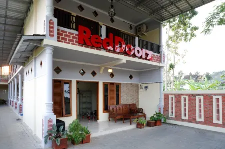 RedDoorz Syariah near Alun Alun Pacitan 2 Отели в г. Пачитан