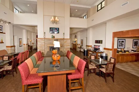 Hampton Inn & Suites Springfield Отели рядом с достопримечательностью «Discovery Center of Springfield»