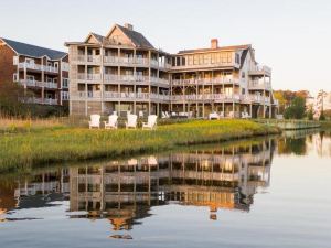 The Burrus House Inn Waterfront Suites