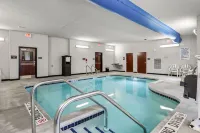 Cobblestone Hotel & Suites - Mosinee - Swimmingpools
