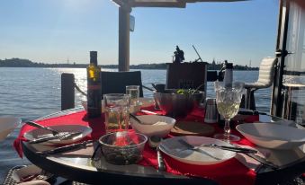 Time Out on the Havel - Houseboat "nautikhus"