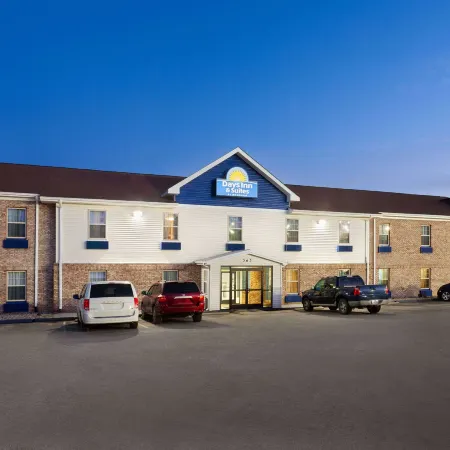 Days Inn & Suites by Wyndham Sellersburg