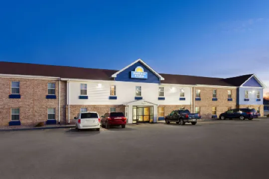 Days Inn & Suites by Wyndham Sellersburg