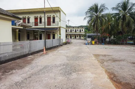 RedDoorz Syariah Near Rsud Dr HM Rabain Отели в г. Tanjung Enim