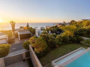 Sapphire Seas - Designer Villa in Camps Bay