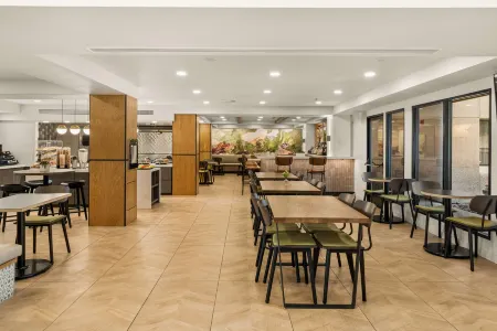 Oxford Suites Redding Отели рядом с достопримечательностью «Мост Солнечные часы»