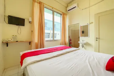 RedDoorz Near Soekarno Hatta Airport 3 Hoteles cerca de PIK 2 Indonesia Bergaya Eropa
