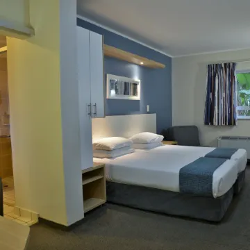 Road Lodge Cape Town International Airport Отели рядом с достопримечательностью «Стадион «Атлон»»