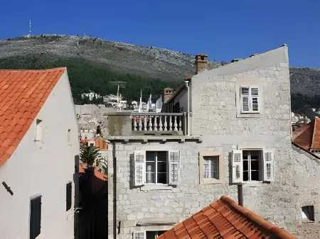 Celenga Apartments with Free Offsite Parking Отели рядом с достопримечательностью «Собор Вознесения Девы Марии»