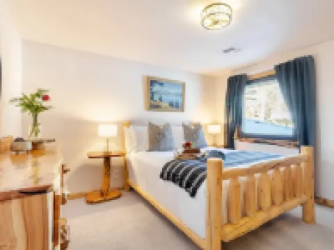 Base Camp by AvantStay Magical Cabin w Sauna Hot Tub Close to Snow Golf Hotels in Sunriver