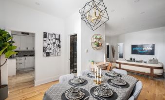 Downtown Luxe - Parking, Metro, King Bed, Sleeps 6