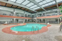 Quality Inn & Suites Downtown - Pools