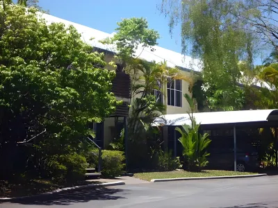 Mango Tree Holiday Apartments Hotels in Oak Beach