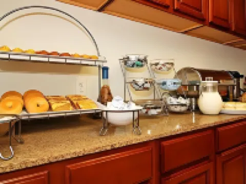 Econo Lodge Inn & Suites Columbus Near Fort Benning