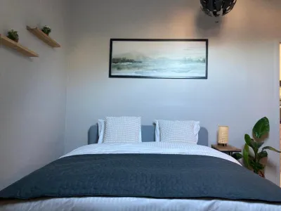 Roya’s Home Private Studio Hotels near Crowne Plaza Park