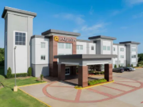 La Quinta Inn & Suites by Wyndham Muskogee Hotels in Muskogee