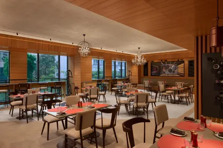 Moxy Mumbai Andheri West Отели рядом с достопримечательностью «Intellect Design Arena Ltd»