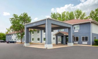 Super 8 by Wyndham McHenry/Fox Lake Area