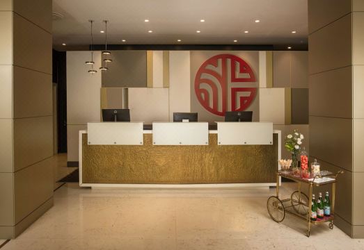 럭셔리한 호텔 욕실과 침실