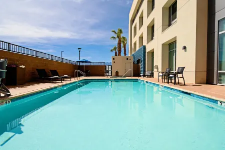 Holiday Inn Express & Suites Palm Desert - Millennium Отели в г. Таусанд Палмс