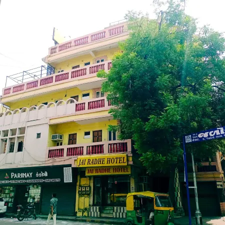 Jai Radhe Hotel Отели рядом с достопримечательностью «Мечеть Sidi Bashir»